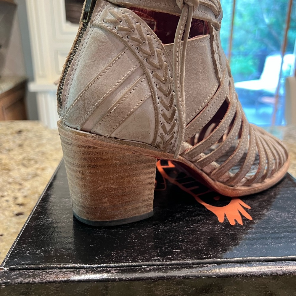 Authentic FreeBird Wazee Beige summer boots like new.  Fits like size 10 - Picture 6 of 10